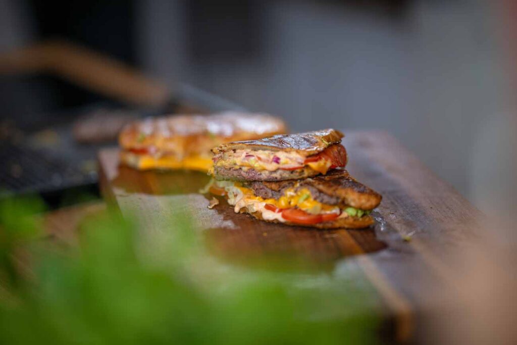 Rezept für einen Smashed Croissant Burger oder Cheeseburger