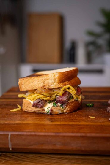 Rezept für ein Steak Frites Sandwich mit Chimichurri und Zitronenmayonnaise