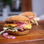 Rezept für einen Vegetarischer Halloumi Burger mit eingelegten roten Zwiebeln und Erdnussbutter