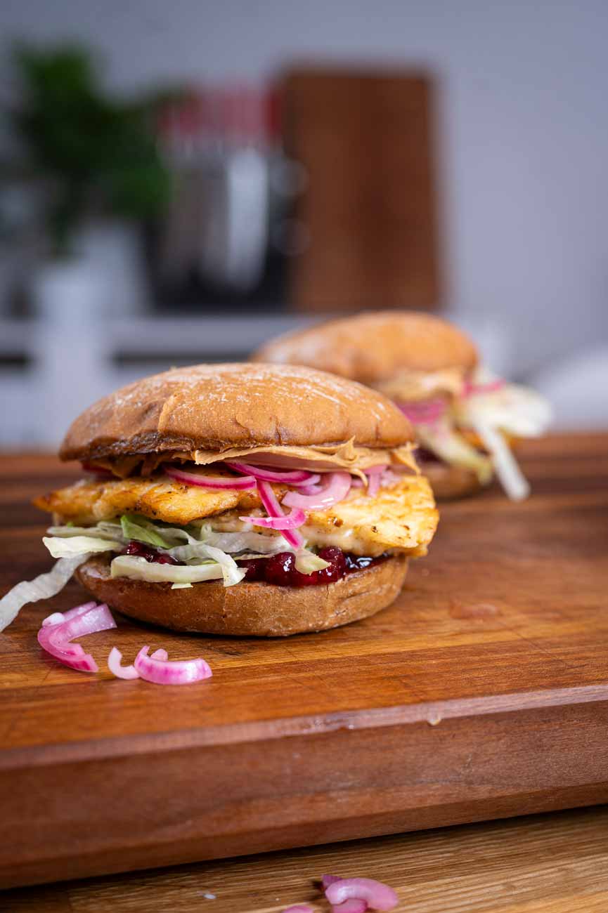 Rezept für einen Vegetarischer Halloumi Burger mit eingelegten roten Zwiebeln und Erdnussbutter