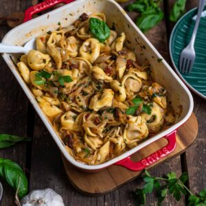 Rezept für karamellisierte Zwiebel Pasta mit getrockneten Tomaten aus dem Backofen