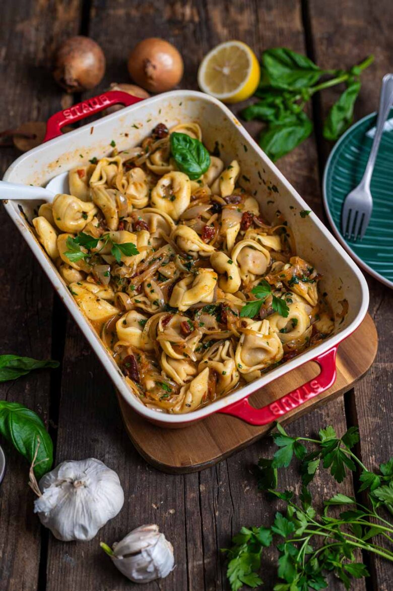 Rezept für karamellisierte Zwiebel Pasta mit getrockneten Tomaten aus dem Backofen