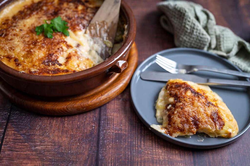 Kartoffelgratin aus dem Ofen – perfekte Beilage mit Kartoffeln, Sahne und geschmolzenem Käse