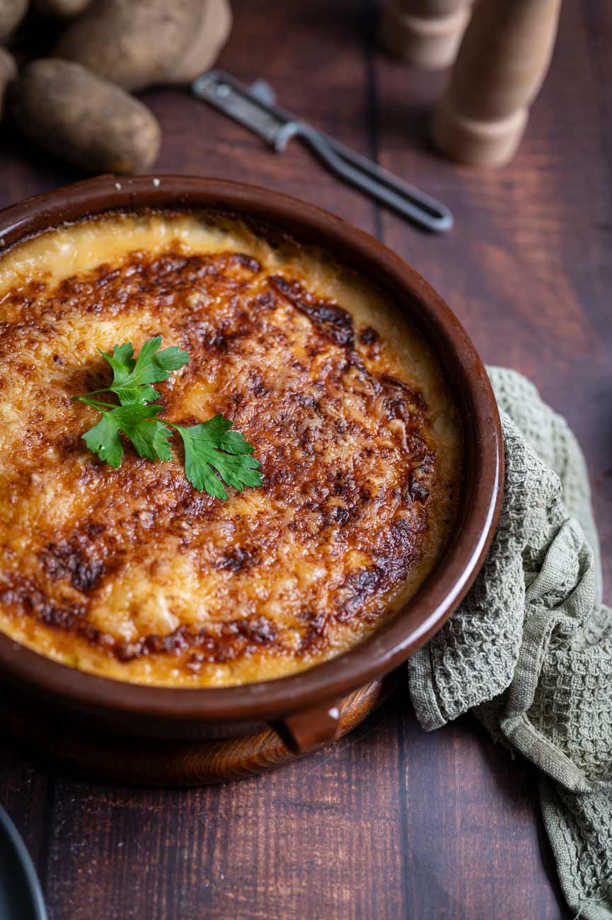 Kartoffelgratin Rezept – cremiges Gratin mit Käse überbacken in einer Auflaufform