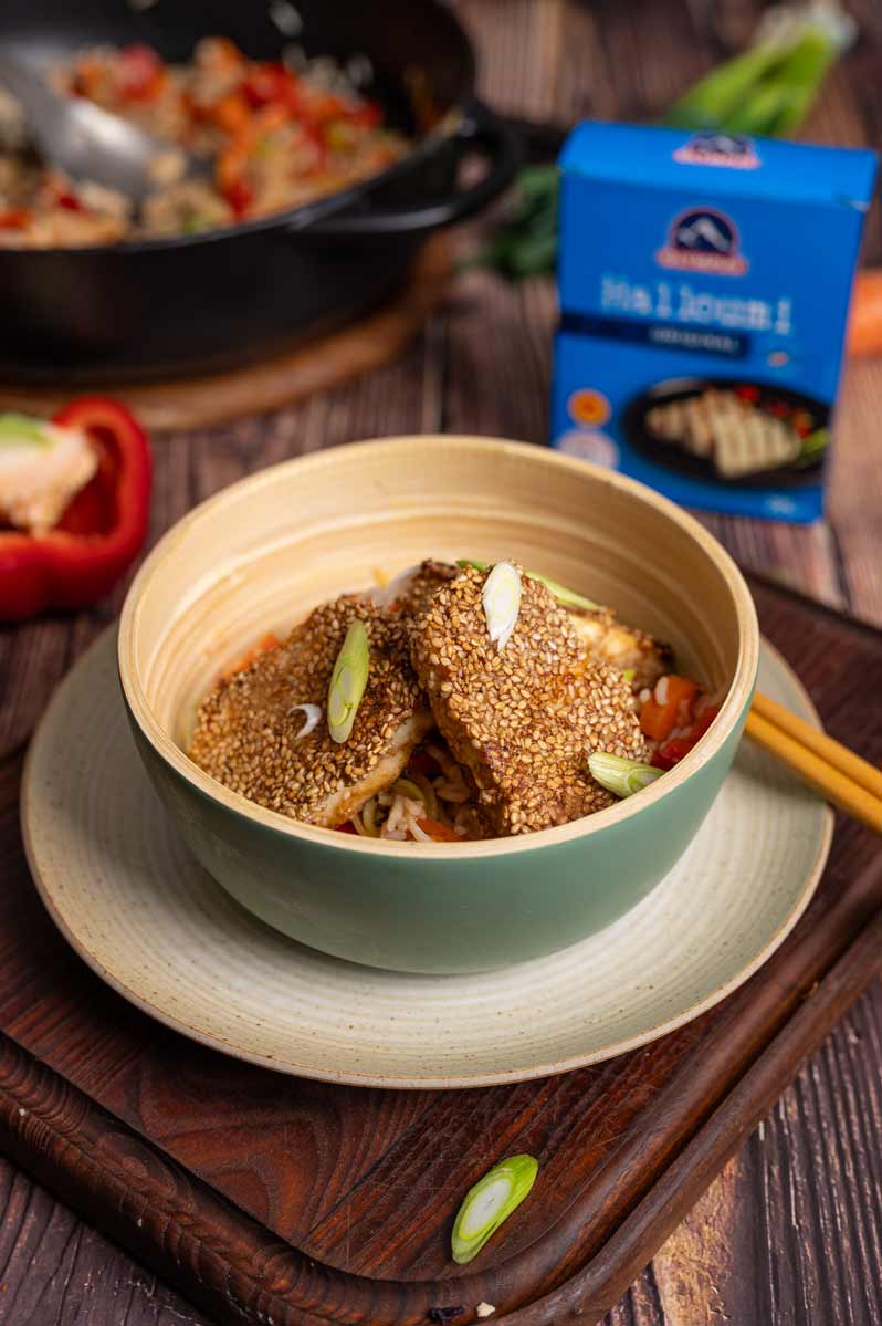 Halloumi mit Sesamkruste auf asiatischem Gemüsereis