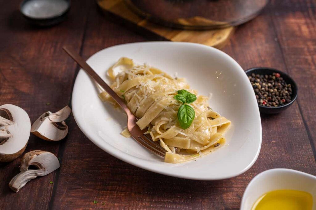 Frisch servierte Tagliatelle in Gorgonzola Käsesoße, bestreut mit Parmesan und verfeinert mit ein paar Tropfen Trüffelöl.