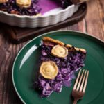 Nahaufnahme einer herzhaften Rotkohl Quiche mit geschmolzenem Käse