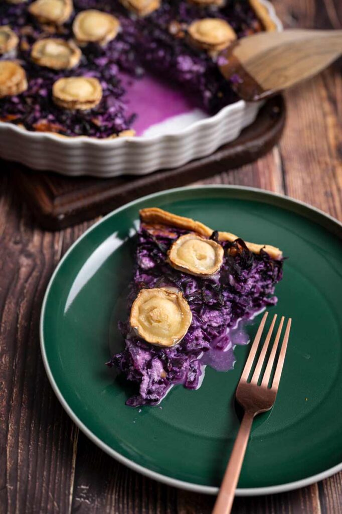 Nahaufnahme einer herzhaften Rotkohl Quiche mit geschmolzenem Käse