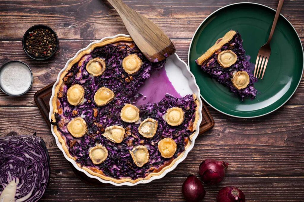 Anschnitt einer Rotkohl Quiche mit knusprigem Boden und cremiger Füllung