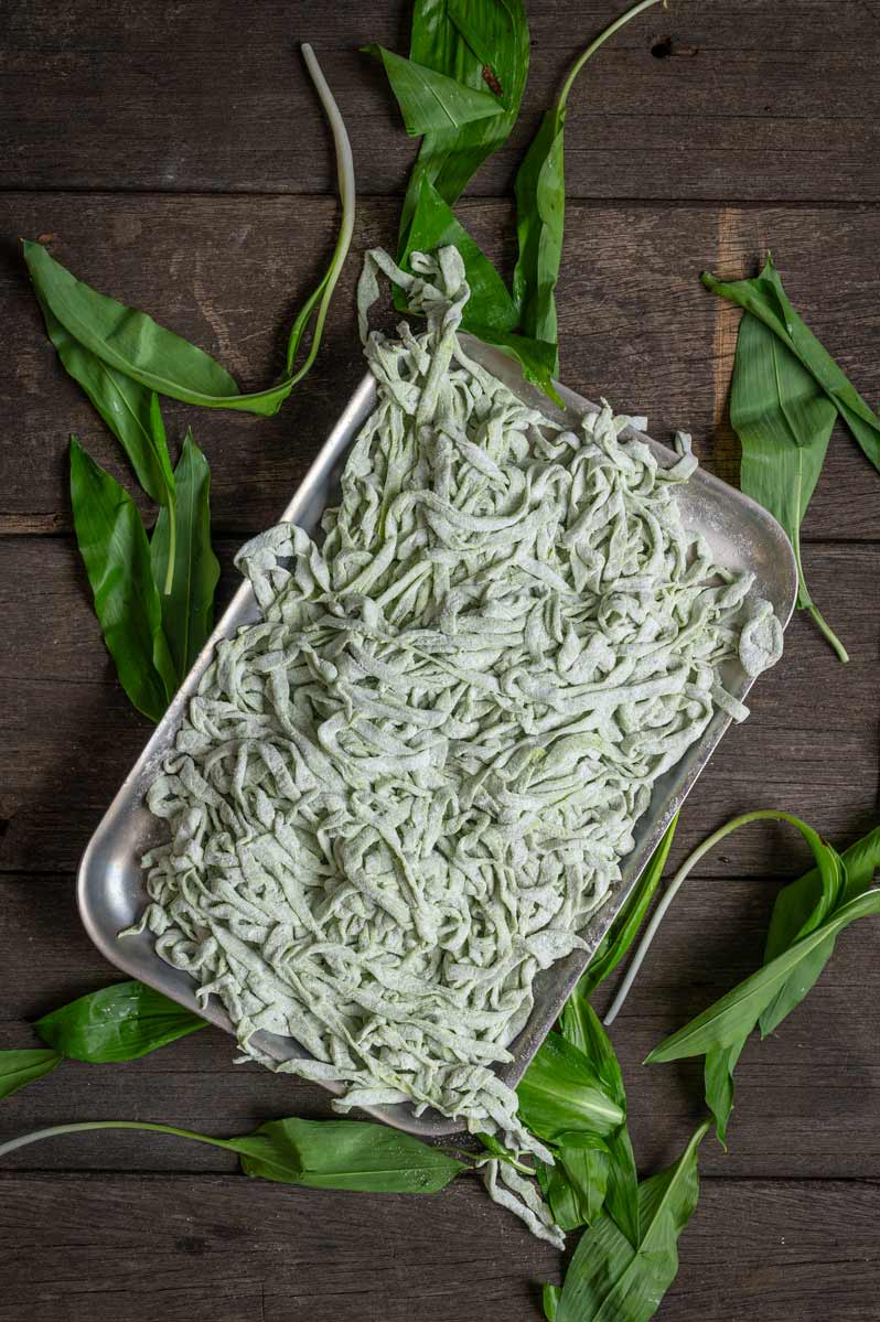 Gekochte Bärlauch Nudeln, serviert mit Garnelen und einer großzügigen Portion Parmesan.