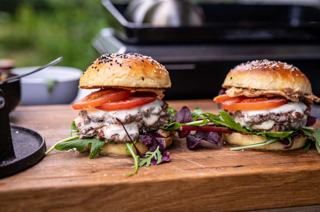 Saftiger Baconnaise Burger mit Rindfleisch-Patty, knusprigem Bacon, geschmolzenem Käse und cremiger Bacon-Mayonnaise im Burger Bun