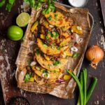 Frisch gebratene Crispy Tacos mit würziger Hackfleischfüllung, geschmolzenem Cheddar und Limette – einfaches Tacos Rezept zum Selbermachen