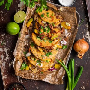 Frisch gebratene Crispy Tacos mit würziger Hackfleischfüllung, geschmolzenem Cheddar und Limette – einfaches Tacos Rezept zum Selbermachen