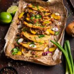 Goldbraun gebratene Tacos in der Pfanne mit Wraps Füllung aus Paprika, Hackfleisch und Käse – perfektes Crispy Tacos Rezept