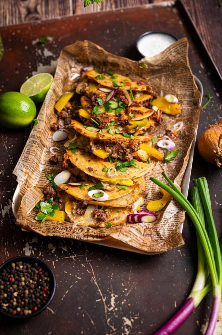 Goldbraun gebratene Tacos in der Pfanne mit Wraps Füllung aus Paprika, Hackfleisch und Käse – perfektes Crispy Tacos Rezept