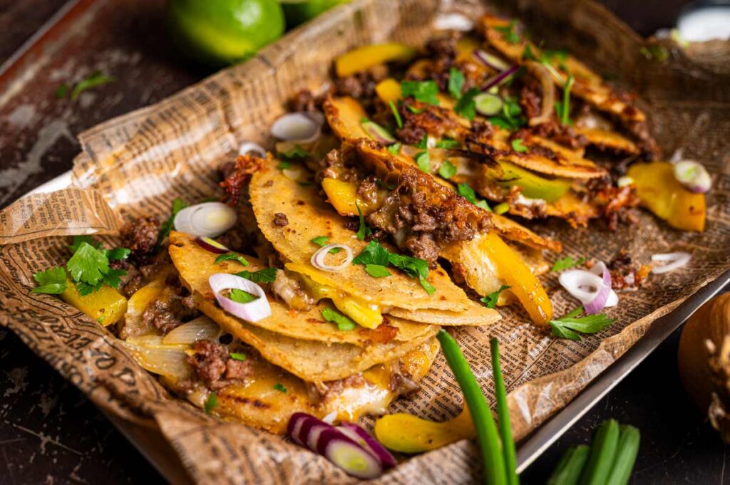 Selbstgemachte Tacos gefüllt mit Paprika, Hackfleisch, Cheddar und Frühlingszwiebeln – schnell und lecker zubereitet