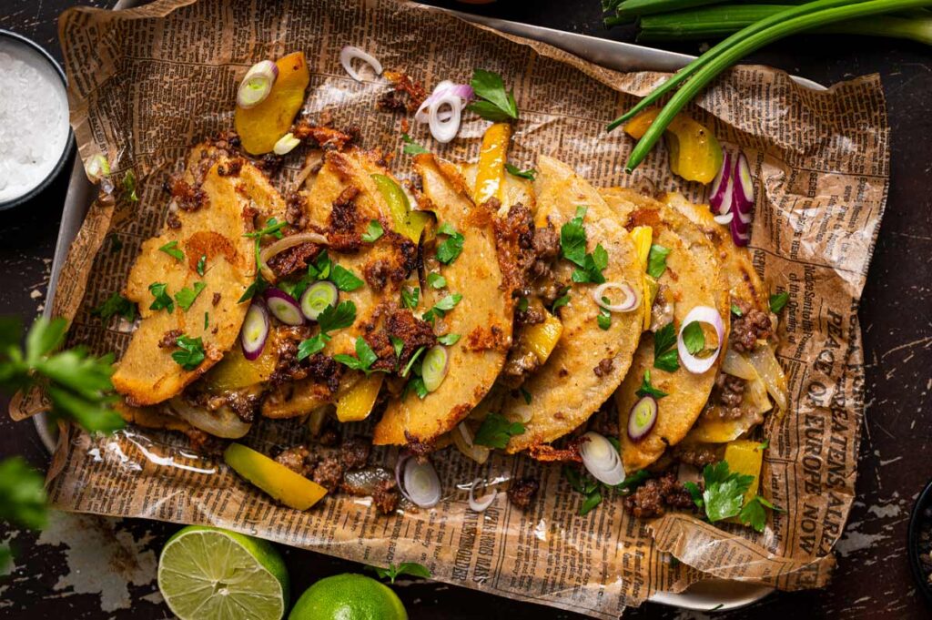 Servierfertige Tacos mit knuspriger Hülle, Petersilie, Limette und cremiger Füllung – Tacos selber machen war noch nie so lecker