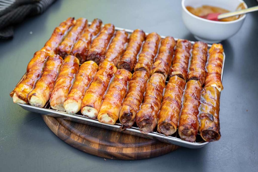 Grillgericht mit Frischkäse-Chili-Füllung in Bacon gewickelt – kreative Variante der Shotgun Shells