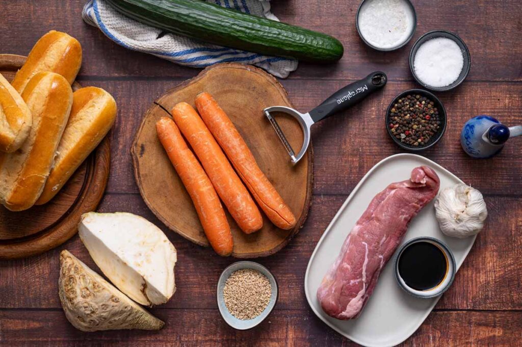 Mariniertes Schweinefilet für Banh Mi in der Pfanne scharf angebraten