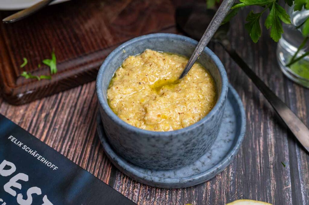 Selbstgemachtes Zitronenpesto im Glas mit Haselnüssen, Parmesan und Zitronenschale