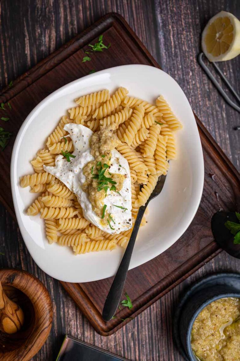 Pasta mit Zitronenpesto angerichtet auf einem Teller – leichtes Sommergericht