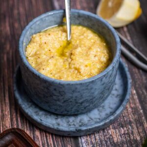 Selbstgemachtes Zitronenpesto im Glas mit Haselnüssen, Parmesan und Zitronenschale