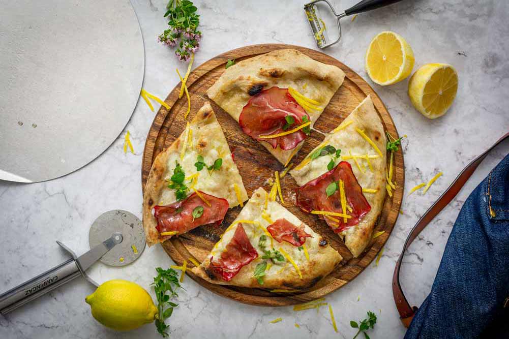 Eine Zitronenpizza, die Pizza al Limone, eines der besten Zitronen Rezepte.