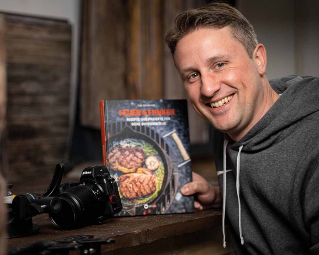 Foodblogger Felix mit seinem Grillbuch Feuer und Funken