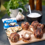 Mediterrane Hackfleischbällchen mit Feta, saftig gegrillt und mediterran gewürzt.