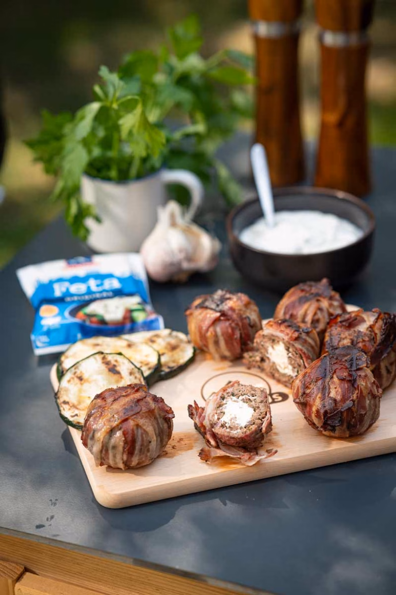 Mediterrane Hackfleischbällchen mit Feta, saftig gegrillt und mediterran gewürzt.
