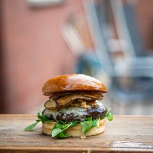 Burger mit Gorgonzola, gebratener Birne und Feldsalat – ein herbstliches Rezept Bildtitel: Wagyu Burger mit karamellisierten Walnüssen