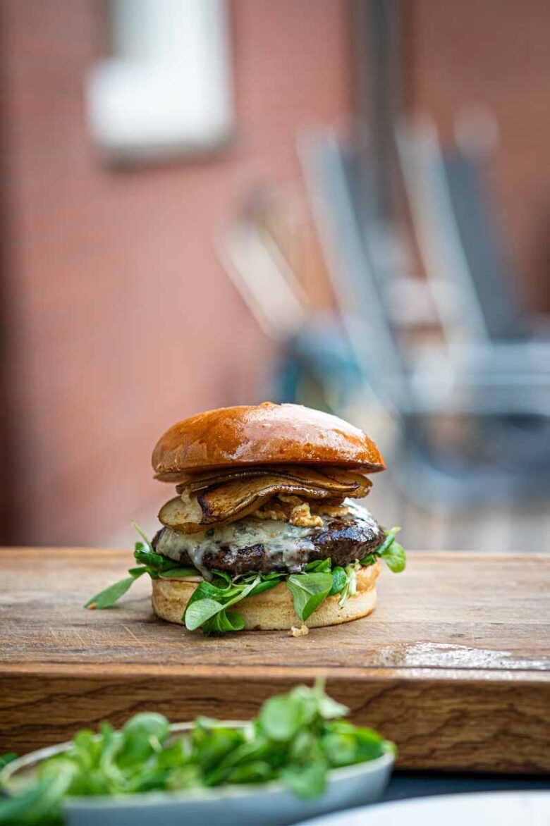 Burger mit Gorgonzola, gebratener Birne und Feldsalat – ein herbstliches Rezept Bildtitel: Wagyu Burger mit karamellisierten Walnüssen