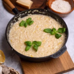 Frisch gekochtes Zitronenrisotto in der Pfanne, cremig angerührt mit Parmesan, Butter und Weißwein.