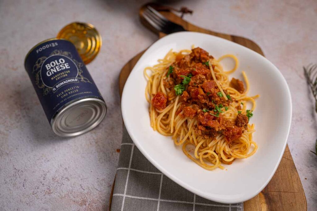 Teller mit Pasta und 3Foodies Bolognese Soße – Fertig Bolognese mit frischem Geschmack