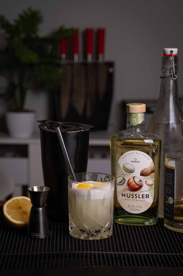 Nussler Sour Rezept – nussiger Cocktail mit Burgen Nusslikör und Whisky