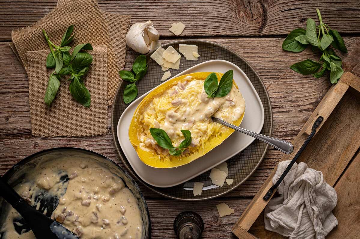 Rezept für gesunde Spaghettikürbis Carbonara mit wenigen Zutaten