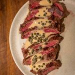 Saftiges Steak mit cremiger grüner Pfeffersauce und frischen Kräutern