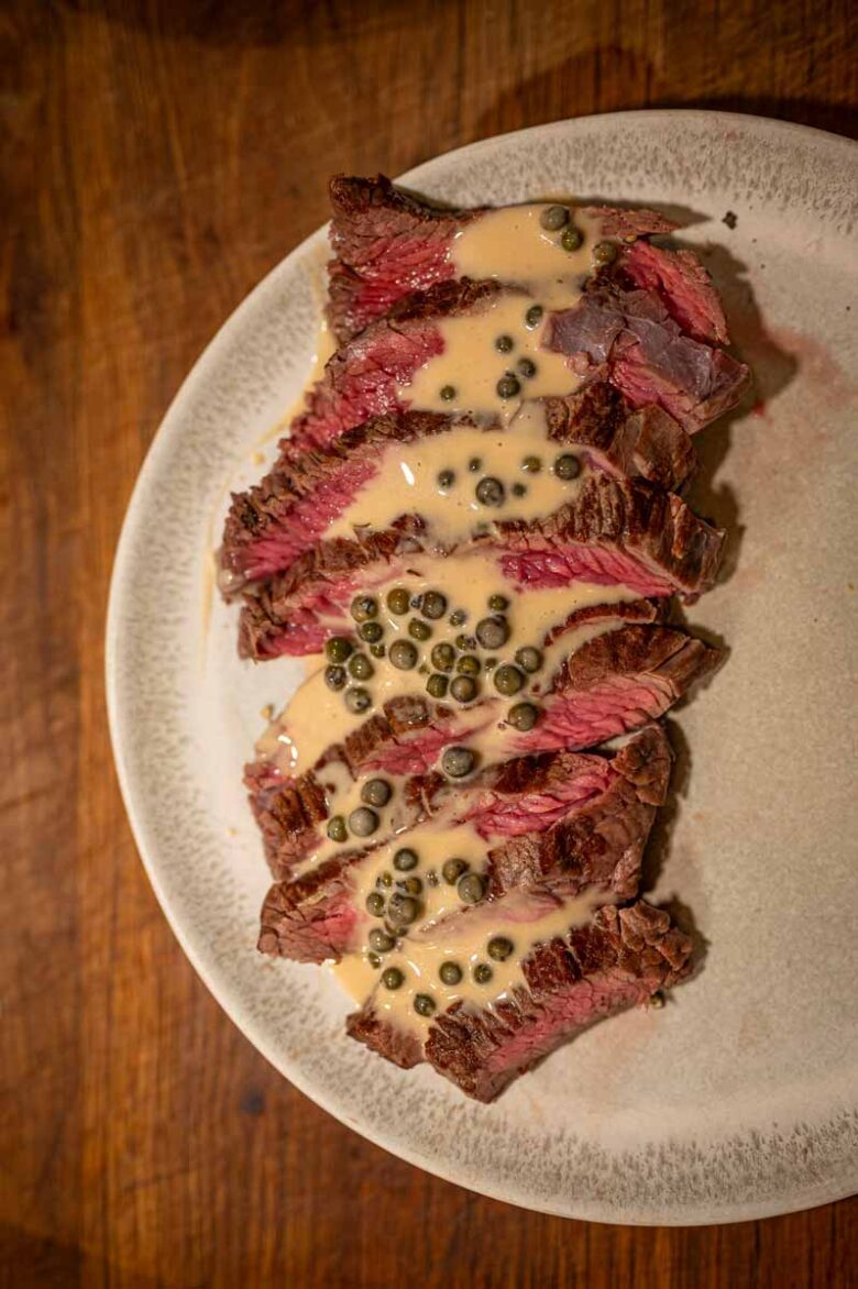 Saftiges Steak mit cremiger grüner Pfeffersauce und frischen Kräutern