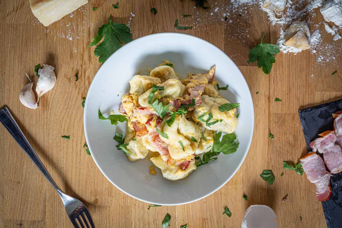 Selbstgemachte Tortellini Carbonara: Ein Hochgenuss aus der italienischen Küche