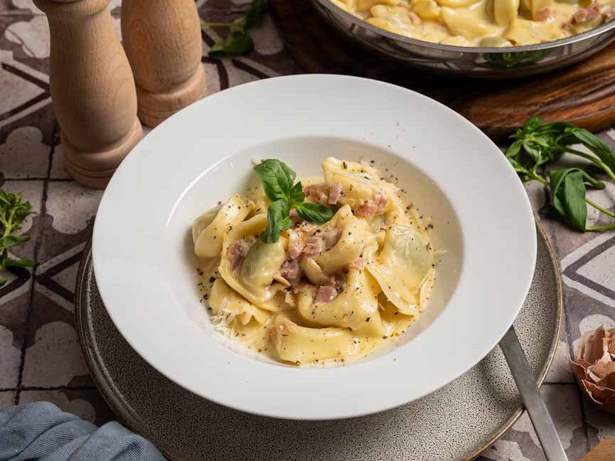 Ein Rezept für Tortellini alla Panna. Die deluxe Version von Tortellini mit Sahnesoße. Mit viel Parmesan und lecker.