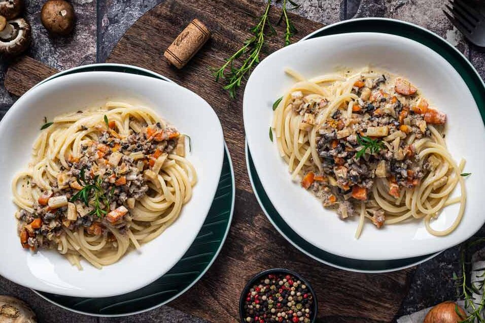 Das Rezept für eine weiße Bolognese Soße zu Nudeln mit Gemüse, Sahne, Creme Fraiche und vor allem Estragon.