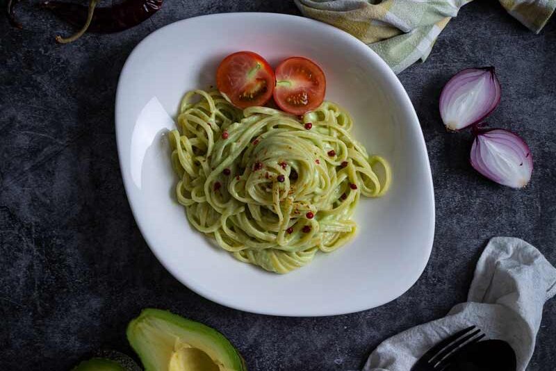 Rezept für cremige Avocado Kokos Nudeln aus wenigen Zutaten und schnell zubereitet