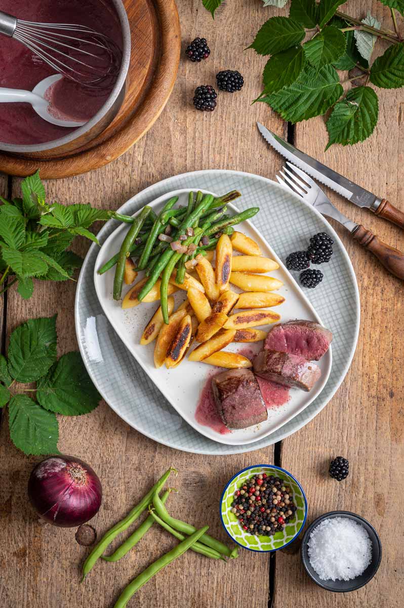 Rehrücken mit Brombeersoße – Sommerliches Wildrezept mit Bohnen & Schupfnudeln