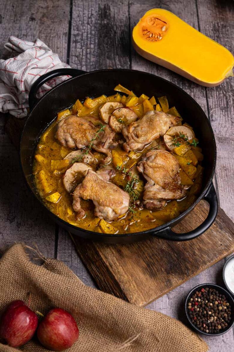 Ofenfrische Pfanne mit Hähnchen, Butternut-Kürbis, Äpfeln und Cider-Sauce direkt nach dem Backen.