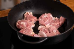 Vorbereitung der Zutaten für das Apfel-Cider-Hähnchen mit Butternut-Kürbis in der Küche.