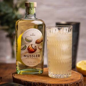 Servierter Nussler Apfel Sour als herbstlicher Cocktail mit Zitronenzeste
