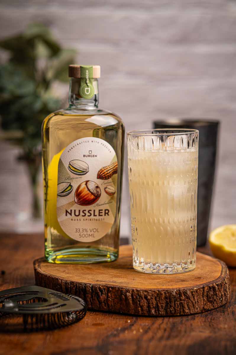 Servierter Nussler Apfel Sour als herbstlicher Cocktail mit Zitronenzeste