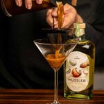 Shaker mit Espresso, Wodka und Burgen Nussler während der Zubereitung