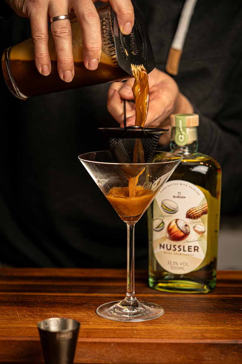 Shaker mit Espresso, Wodka und Burgen Nussler während der Zubereitung