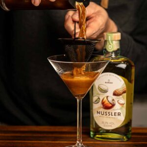 Shaker mit Espresso, Wodka und Burgen Nussler während der Zubereitung